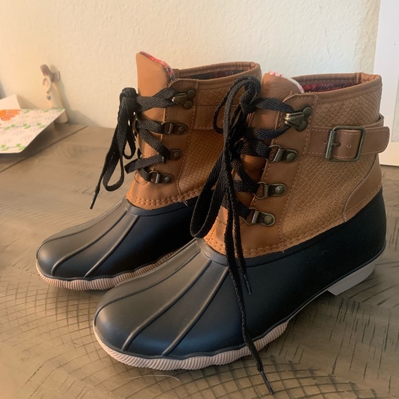 Woman’s size 8 duck boots. Plaid lined - Picture 1 of 2